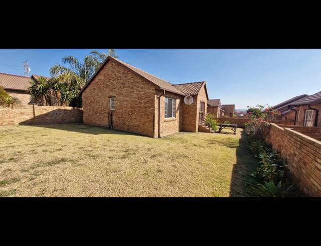 2 BEDROOM TOWNHOUSE FOR SALE IN KOSMOSDAL